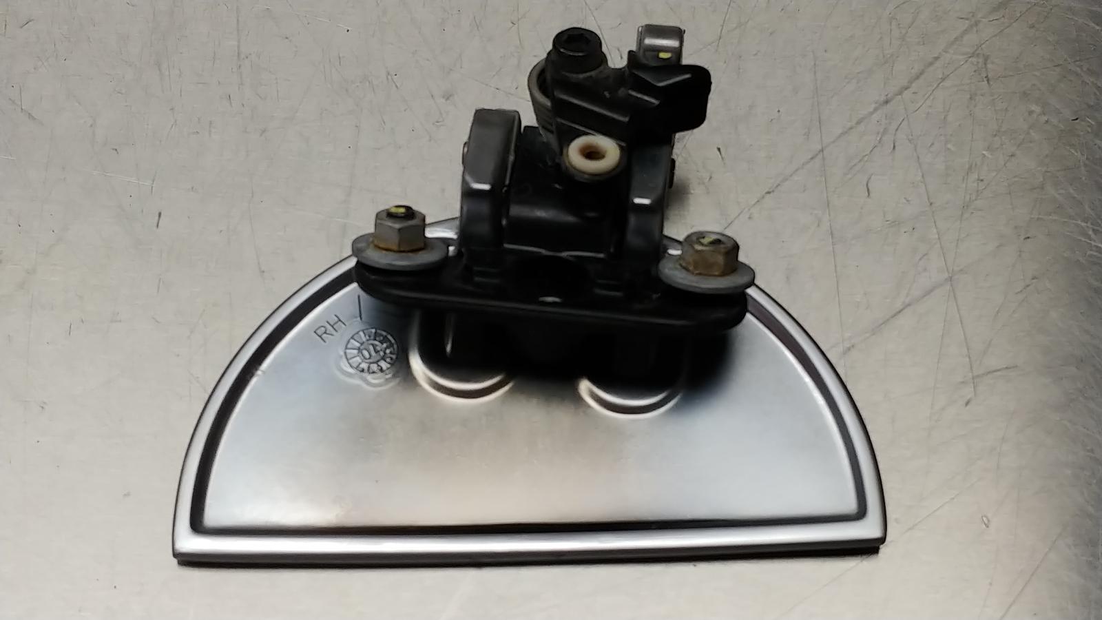 2003-2006 Chevrolet SSR OEM Right Passenger Exterior Door Handle Silver 21993286 4 2003-2006 Chevrolet SSR OEM Right Passenger Exterior Door Handle Silver 21993286 - Image 4