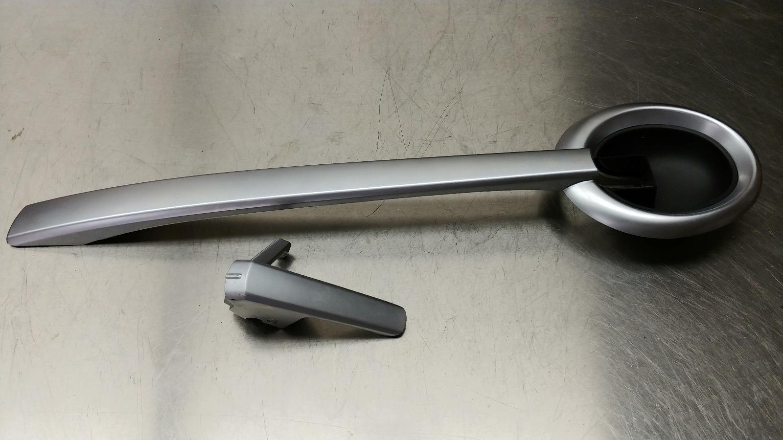 BROKE PLASTIC 2003-2006 Chevrolet SSR OEM Right Passenger Side Interior Door Handle 15103004 2 BROKE PLASTIC 2003-2006 Chevrolet SSR OEM Right Passenger Side Interior Door Handle 15103004 - Image 2