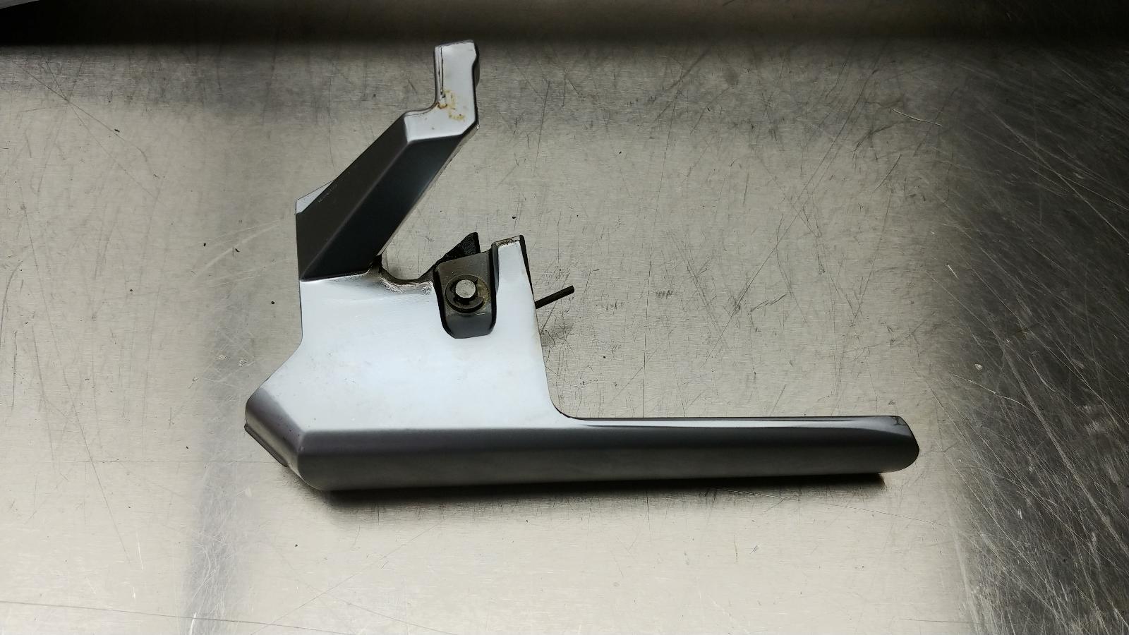 BROKE PLASTIC 2003-2006 Chevrolet SSR OEM Right Passenger Side Interior Door Handle 15103004 3 BROKE PLASTIC 2003-2006 Chevrolet SSR OEM Right Passenger Side Interior Door Handle 15103004 - Image 3