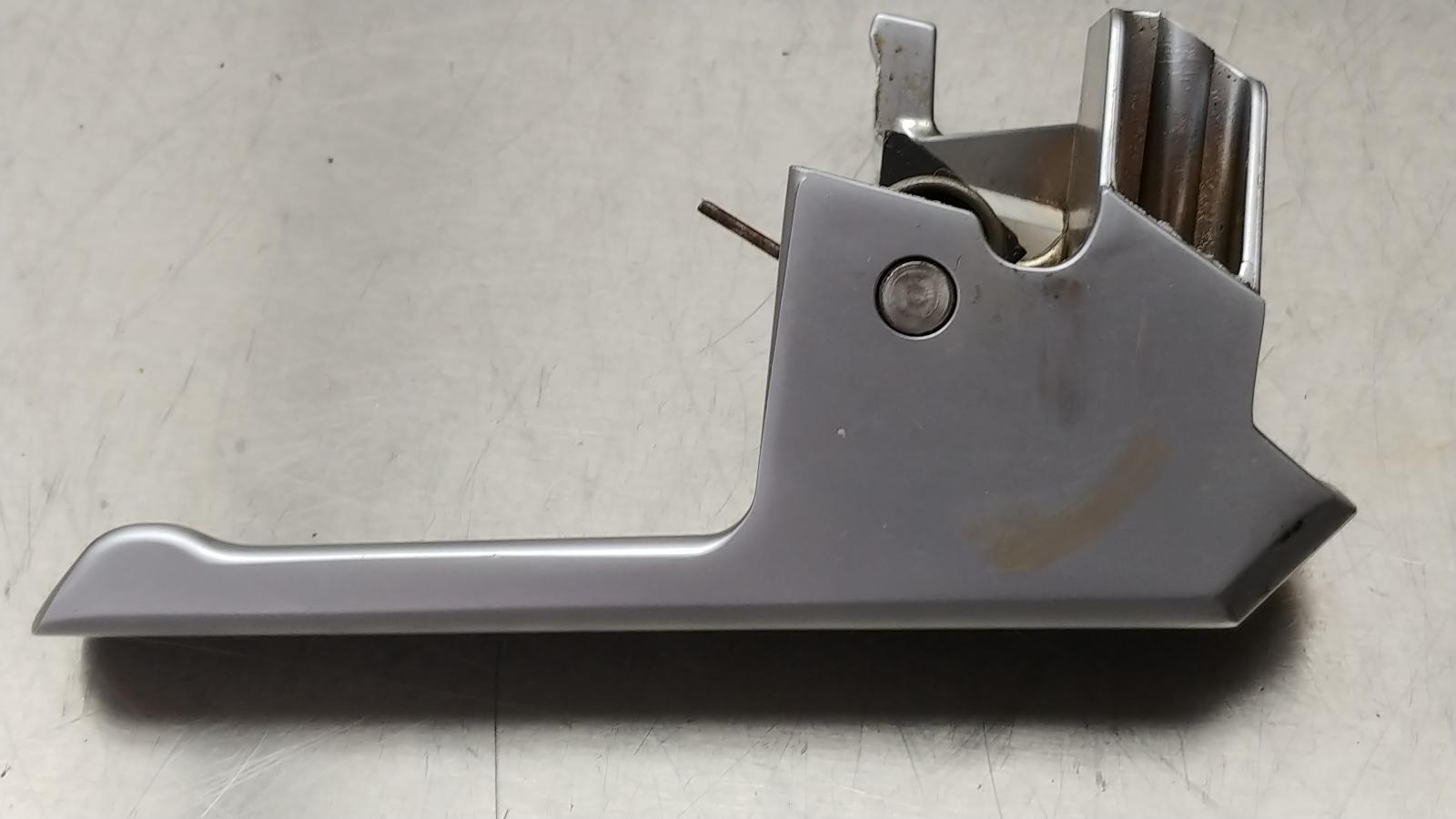 BROKE PLASTIC 2003-2006 Chevrolet SSR OEM Right Passenger Side Interior Door Handle 15103004 4 BROKE PLASTIC 2003-2006 Chevrolet SSR OEM Right Passenger Side Interior Door Handle 15103004 - Image 4